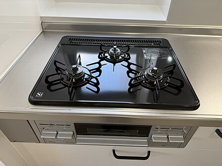 3口コンロのキッチンはシンクも作業スペースも広いのでご家族並んでお料理することも可能です。
