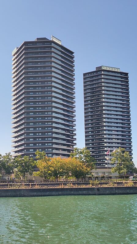 スタイリッシュな外観の鉄筋コンクリート造のマンションです。
