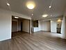 リビング/ダイニング：約21.6帖のLDKです。バルコニーに面した明るいお部屋です。