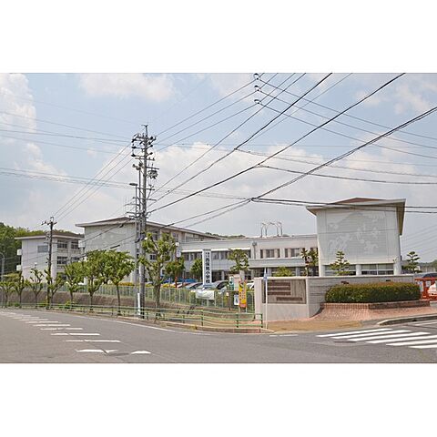 小学校「豊田市立西保見小学校まで92ｍ」西隣接