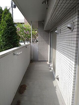 バルコニーの向...