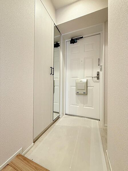 姿見付きのシューズボックスがあり、外出前の身だしなみチェックに便利☆