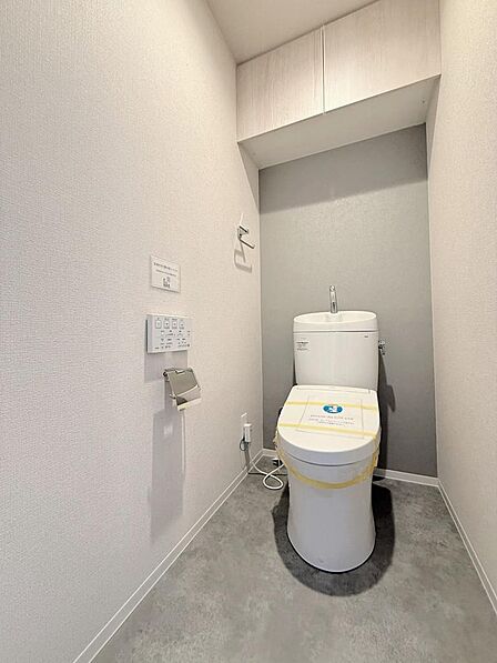 清潔感あふれるゆったりとしたトイレ空間。広さにゆとりがあり、快適に利用できます。