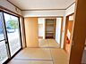 室内：【居室】一階の和室です。4.5帖の和室ですが、納戸と繋げることで、7.5帖の一部屋にすることができます。客間としてもご利用できますね。