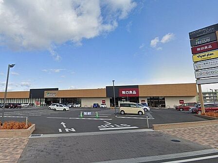 【周辺環境/スーパー】フレッセイ朝日町店様まで1100m(徒歩15分)。