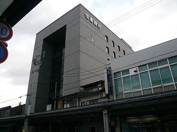 画像19:但馬銀行本店（318m）