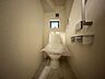 トイレ：トイレには手すりを設置し、立ち座りをしっかりサポート。小さなお子さまやご年配の方にも使いやすい、安全性に配慮した空間です。