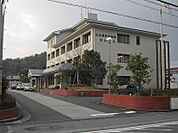 豊岡警察署（617m）