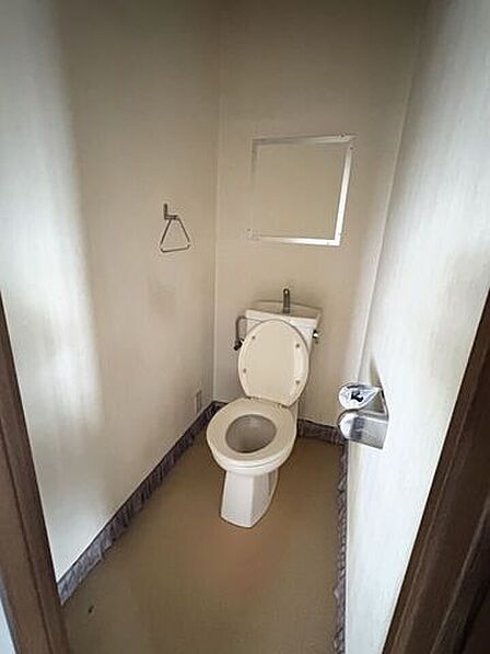 シンプルで使いやすいトイレスペース。クロス交換などのプチリフォームもご検討いただけます。