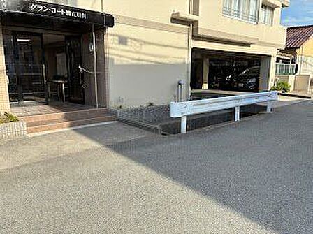 前面道路も広く駐車もラクラクです♪