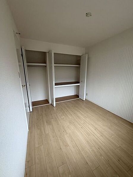 一番北側(玄関側)の5.5帖洋室なんといっても収納力がたっぷりなのがうれしいポイント！