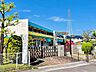 周辺：平山こども園開所時間（平日8：30～17：00）園舎は緑と黄色を基調としたカラフルな外観で園舎の中心にはアナログ式時計が備え付けられています。閑静な住宅地に囲まれたまさに子育て環境に適したこども園…