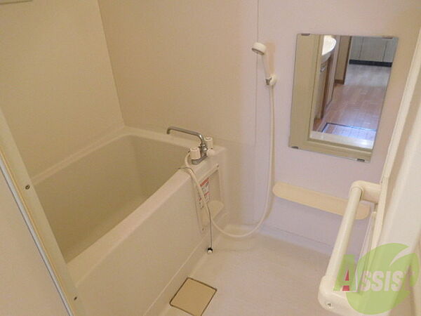 画像4:鏡付き真っ白お風呂です