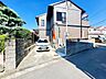 その他：落ち着いた街並みに調和する外観が魅力の住宅です。駐車スペースも確保されており、ファミリー世帯にもおすすめ。ぜひ現地で陽当たりや周辺環境をご確認ください。