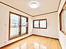 室内：【リフォーム済】2階洋室約7.5帖です。天井・壁はクロス張替えを行い床はクリーニングを行います。一番大きな居室ですので主寝室としておすすめです。
