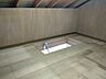 室内：屋根裏屋根裏は、家庭内で使用頻度の低いアイテムや季節用品を保管するのに最適な場所です。クリスマスの飾りやキャンプ用品など、年に数回しか使わないものを収納するのに便利です◎