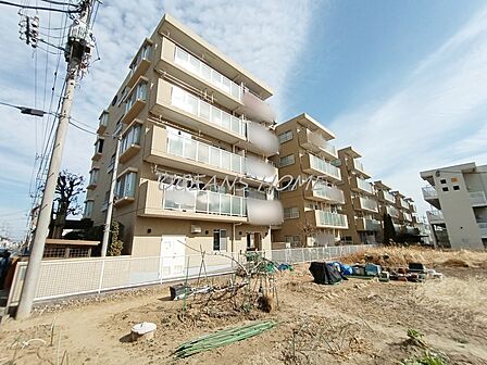 南西向きにつき太陽の光が射し込むあたたかい空間です♪