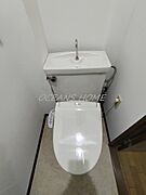 いつでもあたたかく快適な温水洗浄機能付きのトイレです。白を基調としており、清潔感溢れる空間です♪