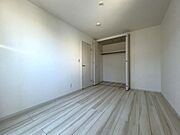 2階洋室約6.7帖のお部屋です。各居室に収納付。ナチュラルな木目調の収納扉はどんな家具にもマッチして、居心地の良いプライベートタイムを演出します。