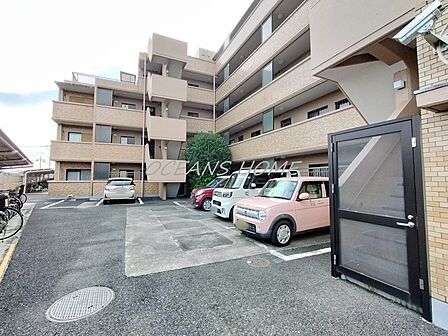 敷地内に平面駐車場がございます。空き状況はお問い合わせください。