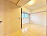 室内：6.5帖洋室です。各居室に収納スペースがある為、居住空間をゆったりと保てます♪
