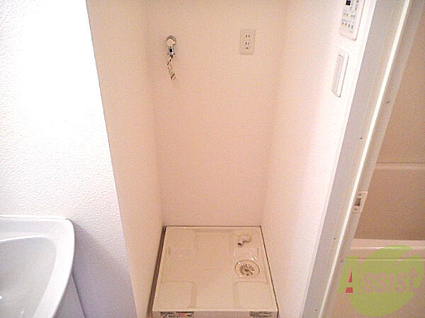 画像22:洗面室にある洗濯機置場は寒い冬の洗濯も苦になりません