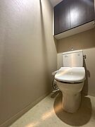 ＜トイレ＞　吊戸棚収納付きのトイレです。