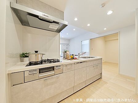 <キッチン>オープンタイプの開放感のあるシステムキッチン。※家具・調度品は販売価格に含みません。