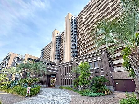 ＜エントランス＞　車寄せのあるメインエントランスです。