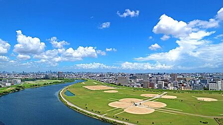 <バルコニーからの眺望写真>多摩川を望む開放的な眺望が魅力のお部屋です!(2026年8月撮影)