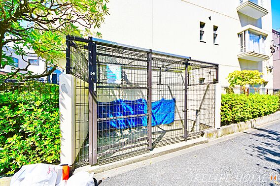 ゴミ置場は敷地...