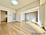 リビング/ダイニング：■Living Room■  家族が集まる広々とした空間のＬＤＫ。導線もしっかりと取れているのでダイニングテーブルやソファー、ローテーブル等の家具もしっかりと配置できます。