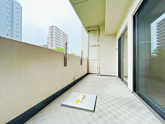 南東向けのバル...