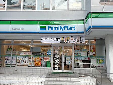 ファミリーマート 千歳烏山駅北店 徒歩3分