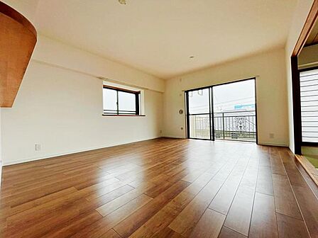 南東角部屋のリビング。採光・通風良好です。