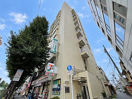 東京メトロ丸ノ内線「東高円寺」駅徒歩1分の好立地。1階にはセブンイレブンがあります。