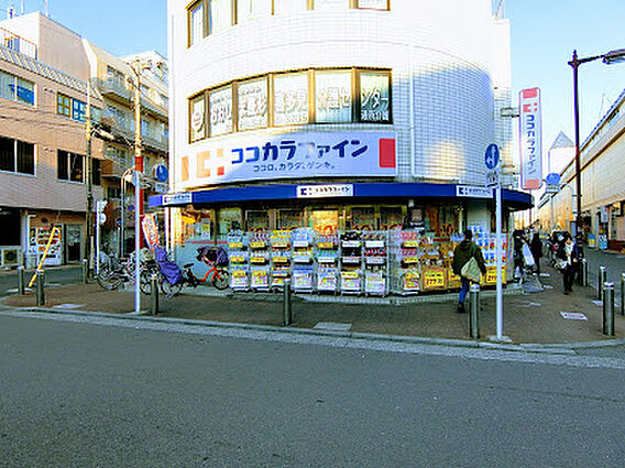 ココカラファイ...