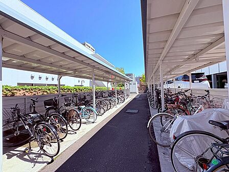 【駐輪場完備!自転車ライフをもっと便利に】通勤・通学に、休日のサイクリングに。広々とした駐輪場が、あなたの自転車ライフをしっかりサポート。いつでも気軽にお出かけできます。