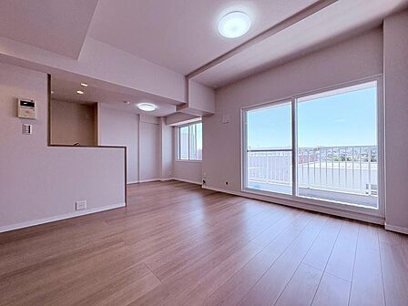【開放感と明るさが魅力】大きな窓から差し込む光が、部屋全体を明るく彩り、快適な毎日を演出します。 開放感と明るさをもたらす魅力のリビング。自然とくつろぎの場所に。