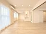 リビング/ダイニング：【毎日が明るく、心も晴れやかに】陽当たり◎な部屋で心地よい開放感に満たされた暮らしを。溢れる陽光でご家族の笑顔も輝く住まいです。心地よい空間がご家族のかけがえのない時間に優しく寄り添います。