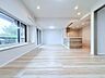 リビング/ダイニング：【大きな窓から陽光が降り注ぐ、明るい部屋】毎日を心地よく照らし、家族の笑顔があふれる開放的な空間です。開放感と明るさをもたらす魅力のリビング。自然とくつろぎの場所に。