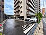 駐車場：敷地内に設けられた駐車スペース。建物周辺まできれいに整備され、マンション全体の管理状態の良さがうかがえます。車を利用する暮らしにも嬉しい住環境です。