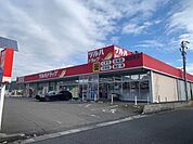 ツルハドラック薬以外にも食品・日用品の取り扱いあり 980m