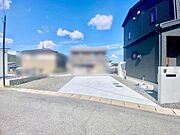駐車は普通車3台可能です。
