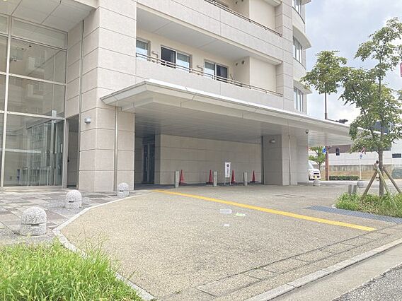 建物前には車が...