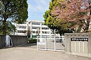 日野市立三沢中学校 徒歩12分。 890m