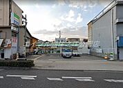 ファミリーマート浜口西一丁目店 411m