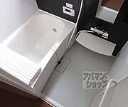 ゆったりくつろげるバスルームです