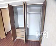 クローゼットも使いやすい棚付きです。