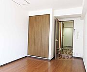 収納付きの洋室です